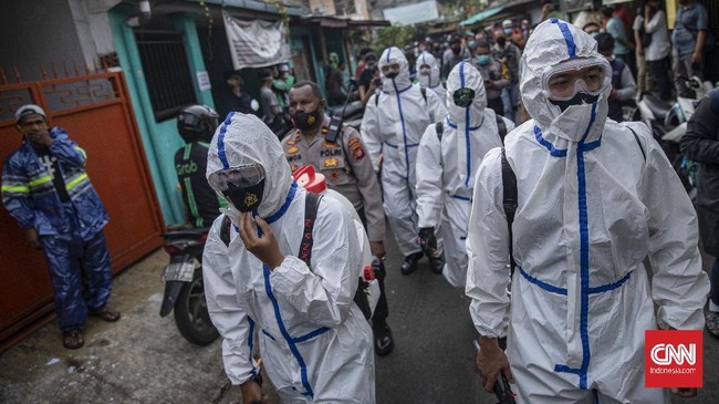 Satgas lakukan pelacakan kontak dekat tim sukses Cabup Indramayu Daniel Mutaqien Syafiudin yang positif Covid-19 akibat infeksi virus corona.