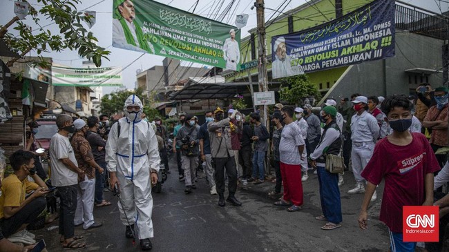 Epidemiolog UI: Tak Ada Klaster Kerumunan Petamburan & Tebet Epidemiolog UI Pandu Riono membantah pernyataan Satgas Covid-19 yang menyebut muncul klaster Petamburan usai kerumunan massa dalam acara Rizieq Shihab.