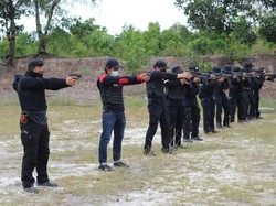 Brimob Kalteng Latih Peserta CRT Menembak Jarak Jauh