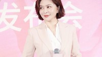<p>Wanita kelahiran 24 September 1962 ini semakin terkenal karena berperan dalam film-film action bersama Chow Yun Fat, Jackie Chan, Sammo Hung, Yuen Biao, hingga Jet Li. (Foto: Instagram @rosamundkwan)</p>