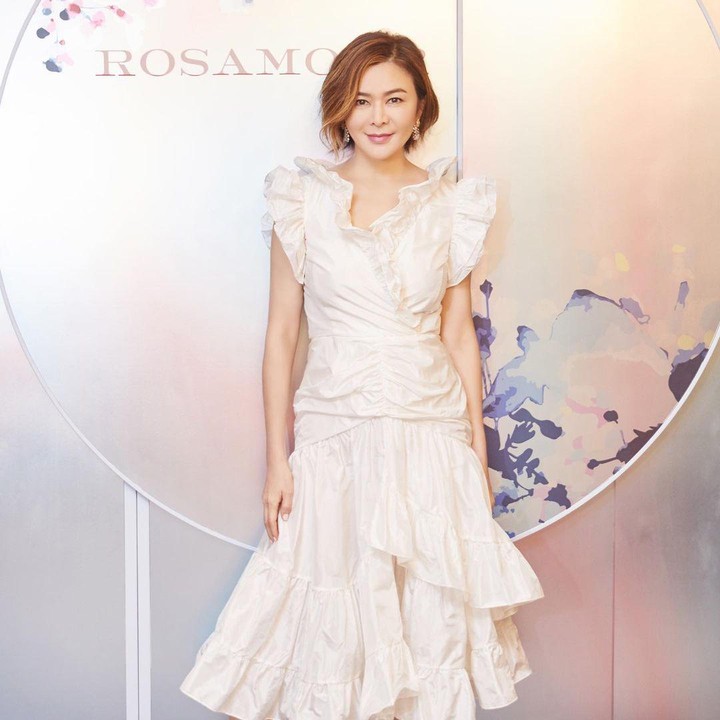 <p>Dari potret ini, wajah Rosamund Kwan terlihat lebih muda dari usia sebenarnya ya? Menurut Bunda bagaimana? (Foto: Instagram @rosamundkwan)</p>