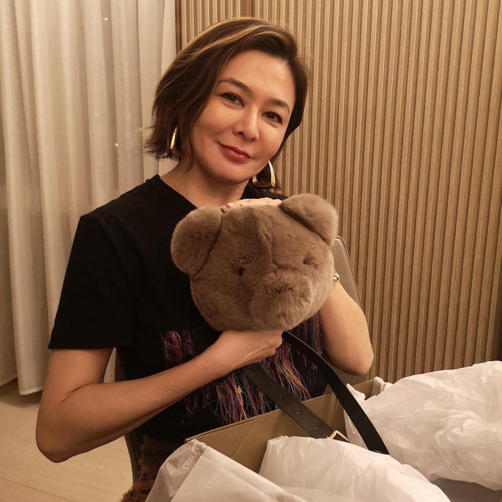 <p>Meski sudah menginjak usia 58 tahun, wanita yang pernah dekat dengan Andy Lau ini masih memiliki paras yang memesona lho, Bunda. (Foto: Instagram @rosamundkwan)</p>