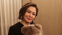 <p>Meski sudah menginjak usia 58 tahun, wanita yang pernah dekat dengan Andy Lau ini masih memiliki paras yang memesona lho, Bunda. (Foto: Instagram @rosamundkwan)</p>