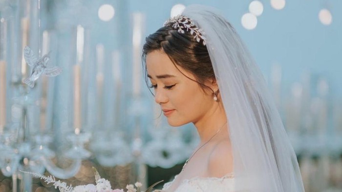 Gaya Makeup dan Gaun Pengantin Istri Denny Sumargo di Hari Pernikahan