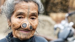 Tradisi Sumbat Lubang Hidung Untuk Tutupi Kecantikan