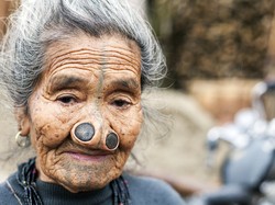 Tradisi Sumbat Lubang Hidung Untuk Tutupi Kecantikan