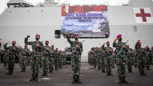 Epidemiolog Dicky Budiman menjelaskan sesuai UU Nomor 38 Tahun 2014 tentang Keperawatan, tindakan pemberian vaksin bisa dilakukan oleh perawat dengan supervisi.