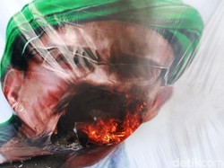 Spanduk Habib Rizieq Dibakar Massa Aksi di Bandung