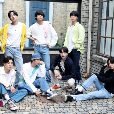 Dapat Nominasi, BTS Sumbang Kostum 'Dynamite' untuk Yayasan Grammy