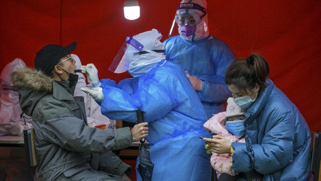 China melaporkan penambahan kasus harian tertinggi Covid-19 sejak Januari, dengan 76 orang selama 24 jam terakhir, Senin (26/7).