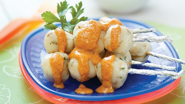 Select chicken meat that is not berlema so the more salubrious, and sprinkles peanut sauce is going to be this food more delicious