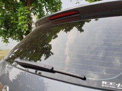Kenapa Ada Garis-garis Horizontal di Kaca Belakang Mobil? Ternyata Ini Fungsinya