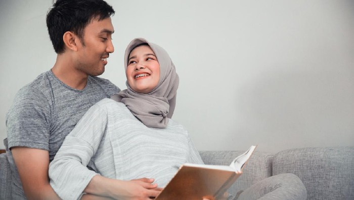 couple pregnant read quran together at home