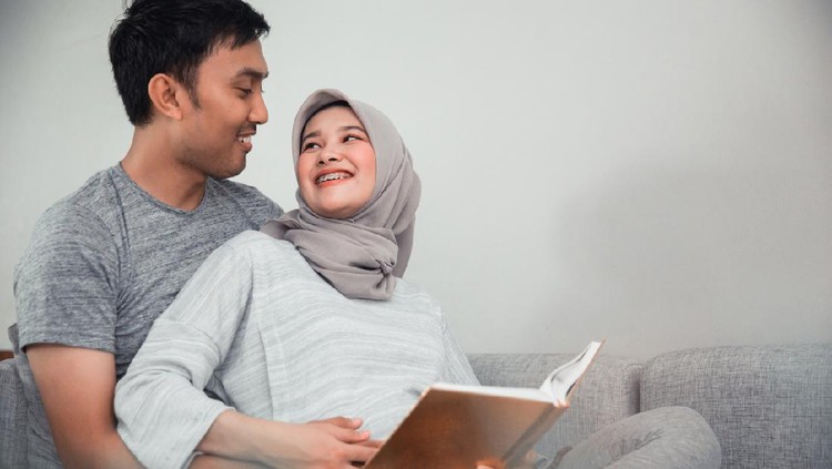 couple pregnant read quran together at home
