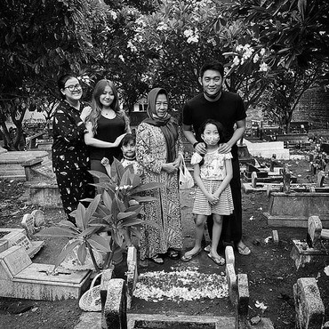 Ifan Seventeen Nyekar Makam Dylan, Sosok Pacar Baru Jadi Sorotan