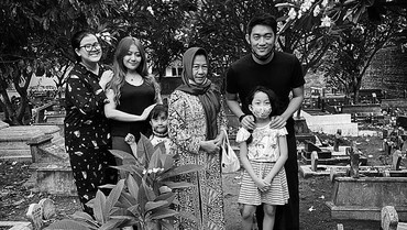 img-title Ifan Seventeen Nyekar Makam Dylan, Sosok Pacar Baru Jadi Sorotan