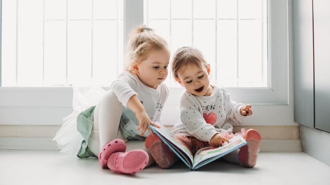 Orangtua berbagi dilema yang sama mengenai alat membaca untuk anak-anak mereka: mana yang lebih baik, e-book atau buku cetak?