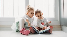 Menimbang Kurang Lebih Manfaat Buku dan 'E-Book' untuk Anak
