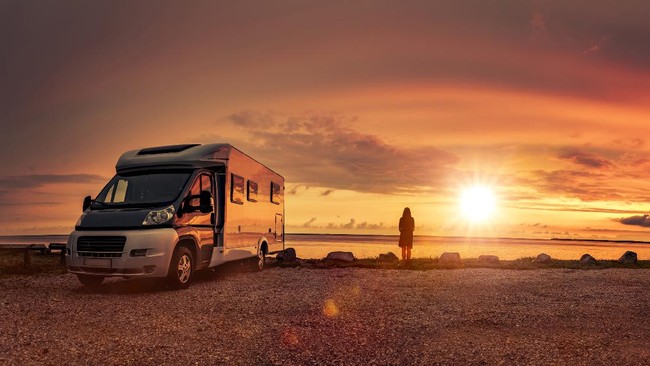 Menjajal Campervan, Tren Liburan Seru Naik Dengan campervan, kamu tidak perlu menyewa kamar hotel, karena mobil yang dipakai dilengkapi tempat tidur, dapur mini, ruang penyimpanan, hingga sarana hiburan.