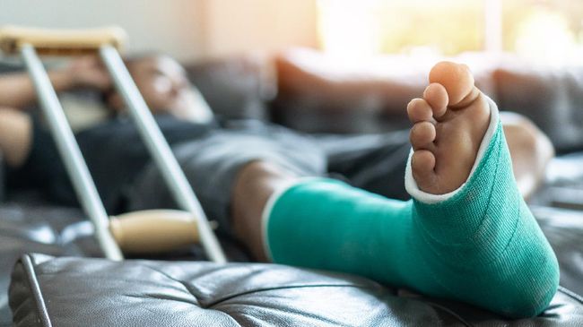 Beragam klaim pengobatan tradisional memberikan tawaran menggiurkan, salah satunya 'meluruskan' tulang bengkok. Memangnya bisa? Dokter jelaskah bahayanya.