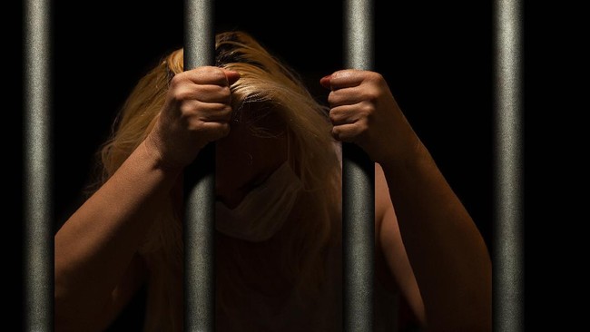 Pria berinisial RMP ditangkap polisi karena menipu korban dengan berpura-pura mengajak bertransaksi secara COD di kantor polisi dan membawa kabur barang korban.