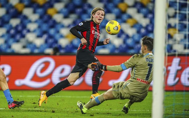 Jens Petter Hauge Dapat Medali Usai Milan Vs Napoli