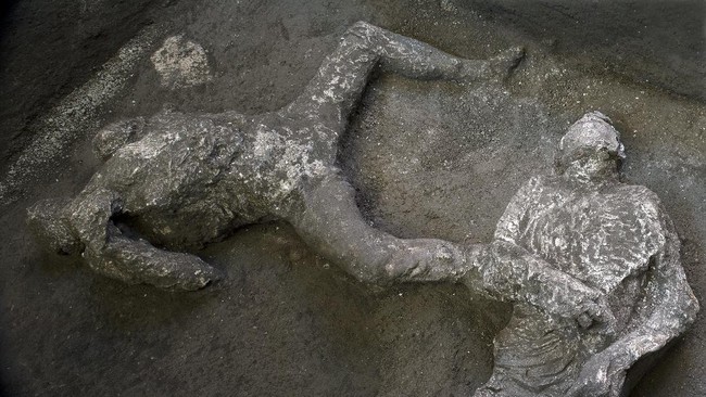 Dua jasad korban letusan Gunung Vesuvius yang berusia hampir 2.000 tahun ditemukan di Kota Pompeii, Italia