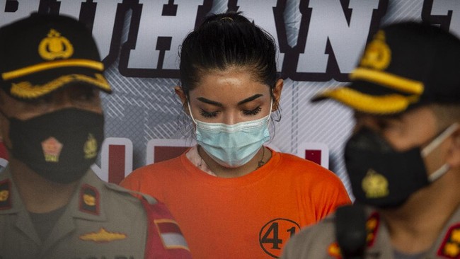 Polisi memindahkan Millen Cyrus dari sel pria ke sel tahanan khusus untuk menghindari hal-hal yang tidak diinginkan.