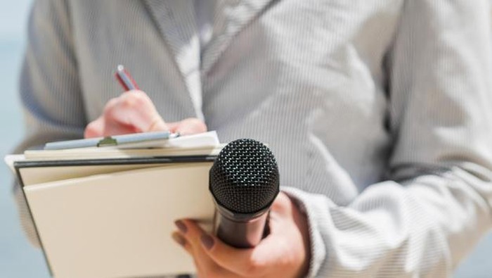 Nah, buat kamu yang hobinya menulis dan jalan-jalan, jurnalis bisa menjadi bidang pekerjaan yang cocok untukmu.