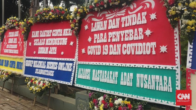 Sekretaris Jenderal AMAN, Rukka Simbolinggi menyebut pihaknya tak pernah mengirim karangan bunga yang berisi dukungan ke TNI-Polri ke Kodam Jaya.