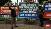 FOTO: Banjir Ratusan Karangan Bunga di Kodam Jaya Ratusan karangan bunga menghiasi Makodam Jaya berisi pesan dukungan kepada TNI untuk menjaga keutuhan Negara Kesatuan Republik Indonesia (NKRI).