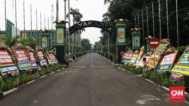 Setelah Pangdam Jaya Mayjen TNI Dudung Abdurrachman bersikap terhadap FPI, Markas Kodam Jaya dibanjiri karangan bunga yang tak jelas siapa pemesannya.