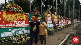 FOTO: Banjir Ratusan Karangan Bunga di Kodam Jaya