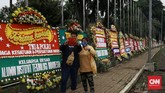 FOTO: Banjir Ratusan Karangan Bunga di Kodam Jaya Ratusan karangan bunga menghiasi Makodam Jaya berisi pesan dukungan kepada TNI untuk menjaga keutuhan Negara Kesatuan Republik Indonesia (NKRI).