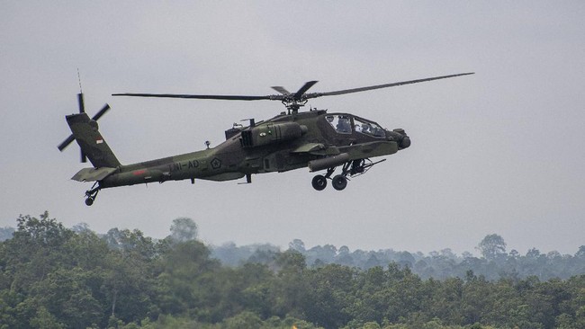 Helikopter TNI AD terbang rendah di kawasan Martapura hingga merusak atap toko warga. Pihak TNI menyatakan langsung mengganti kios yang rusak.