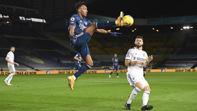 Arsenal selamat dari kekalahan setelah beberapa peluang Leeds hanya membentur tiang gawang pada lanjutan Liga Inggris di Stadion Ellan Road, Minggu (22/11).