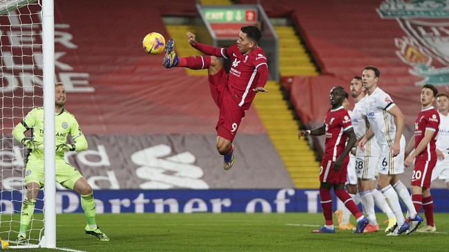 Legenda Manchester United, Patrice Evra sangat antusias merayakan gol ketiga Liverpool yang dicetak oleh Roberto Firmino.