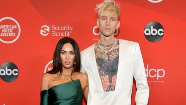 img-title Ciuman Megan Fox dan Machine Gun Kelly di BBMA 2021 Curi Perhatian