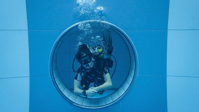 FOTO: Menyelami Kolam Renang Terdalam di Dunia