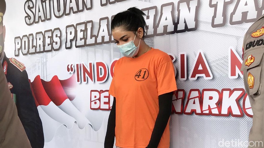 Millen Cyrus atau Millendaru saat ditemui di Mapolres Pelabuhan Tanjung Priok.