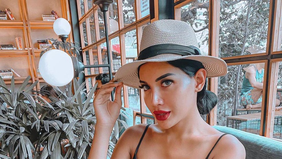 Pose Seksi Selebgram Millen Cyrus saat Nongkrong di Kafe