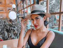 Tampil Berkaftan Merah di Acara Henna Night Aurel, Kaki Millen Cyrus Disorot