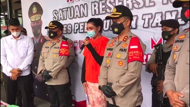 img-title Penampakan Millendaru Pakai Baju Tahanan hingga Rambut Diikat