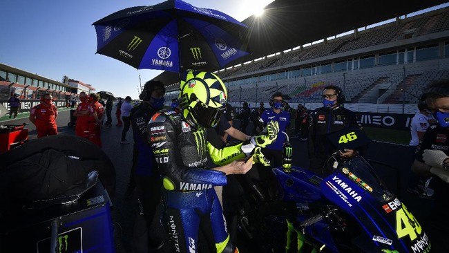 Pembalap gaek, Valentino Rossi, diperingatkan tidak bisa semau sendiri di tim Petronas dalam balap MotoGP 2021.
