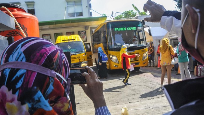 Pasien terkonfirmasi Covid-19 di Jakarta yang dievakuasi menggunakan bus sekolah untuk dibawa ke RS Darurat Wisma Atlet, mayoritas merupakan klaster keluarga.