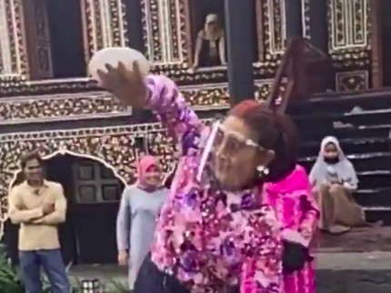 Susi Pudjiastuti Tari Piring di Atas Beling, Netizen Ngeri & Ikut Ngilu