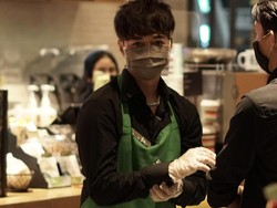 Setelah Awkarin, YouTuber Reza Arap Juga Jadi Barista di Starbucks