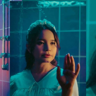 Putus Cinta hingga Galau, Rossa Nangis-nangis di Kuburan