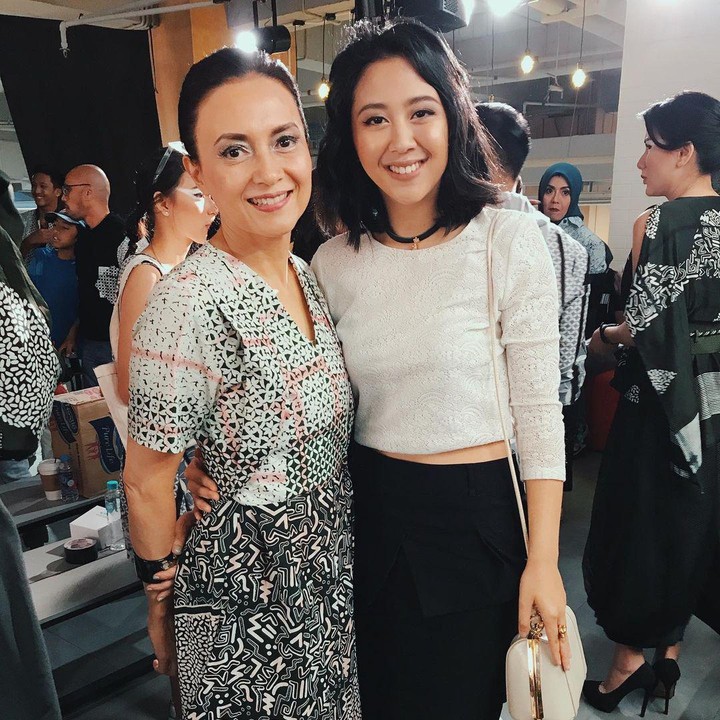 <p>Sherina tampak menemani sang ibu ke acara balet. Selain aktif mengajar, Luki Ariani adalah seorang penari balet, tradisional, dan instruktur aquarobics. (Foto: Instagram @sherinasinna)</p>