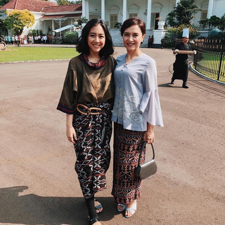 <p>Sherina dan ibunya tampil cantik mengenakan pakaian tradisional. Kompak banget ya? (Foto: Instagram @sherinasinna)</p>